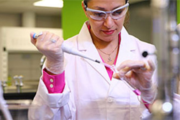 lady using lab equipment