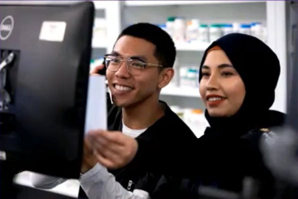 Students working in pharmacy simulation